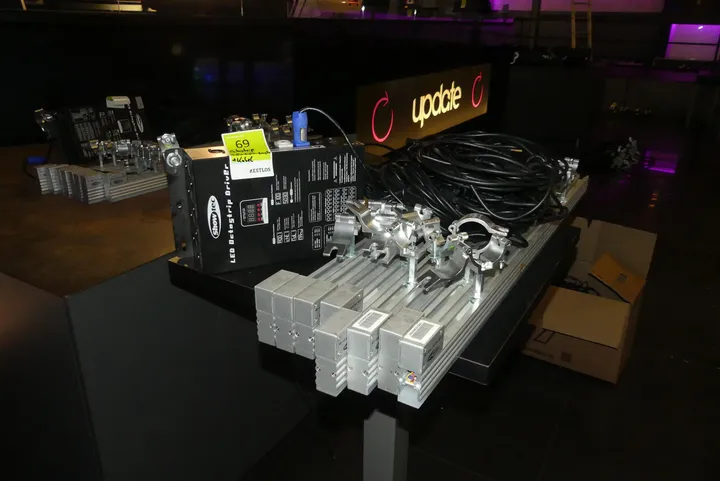 Showtec LED Octastrip Driver mit 8x Showtec LED-Leiste und mit Kabel